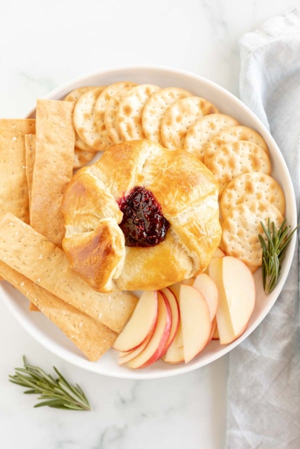 baked brie puff pastry with fruit and crackers