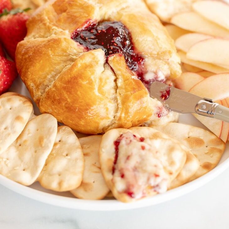 baked brie puff pastry with fruit and crackers