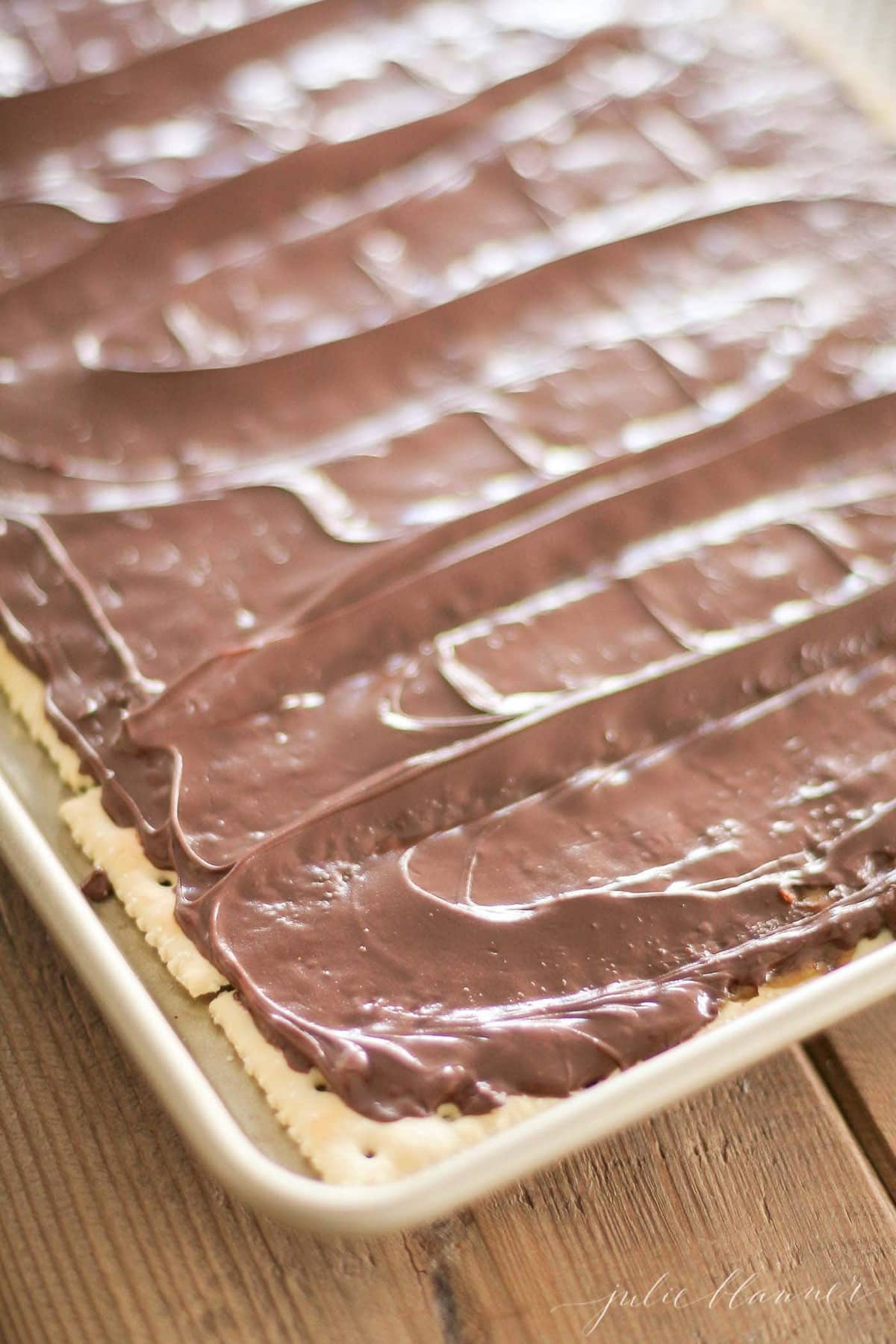 how to make toffee melted chocolate on top of crackers
