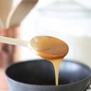 Easy 5 minute salted caramel sauce to top puddings, cakes, french toast, or dip apples!