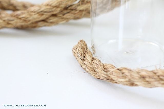The end of a thick rope on a glass vase. 