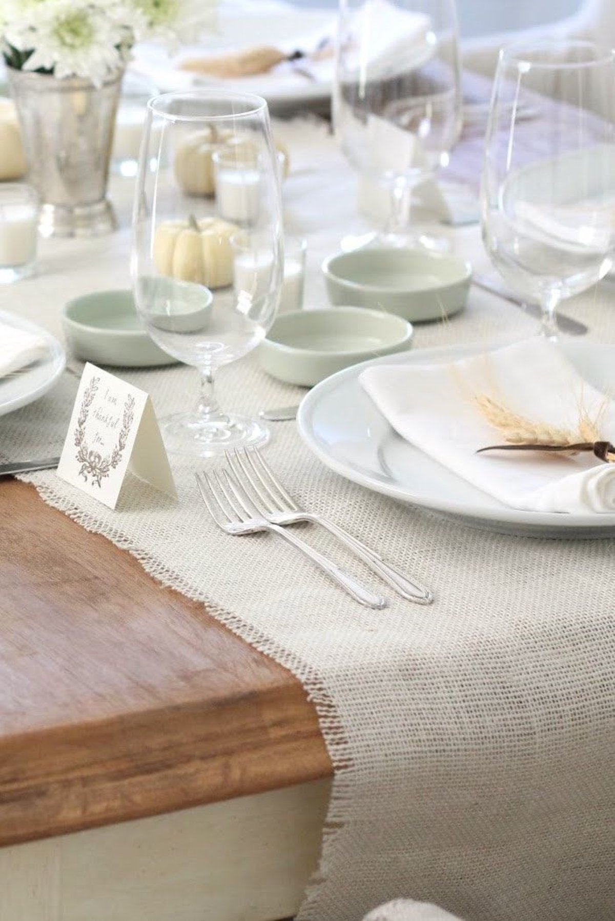 A thanksgiving dining table with a printable card that reads "I am thankful for"