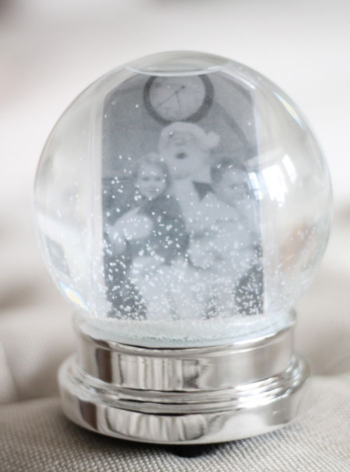 A photo snowglobe as decor for a winter birthday party
