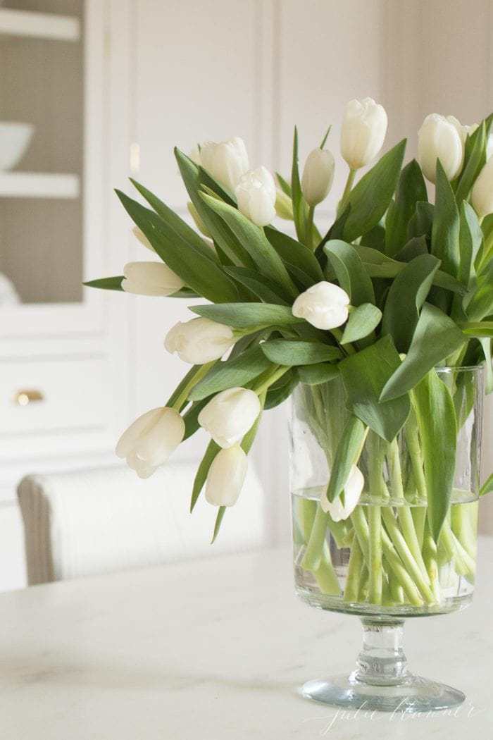 Descubra 48 Kuva Vase A Tulipes Thptnganamst Edu Vn   How To Arrange Tulips 1 700x1050 