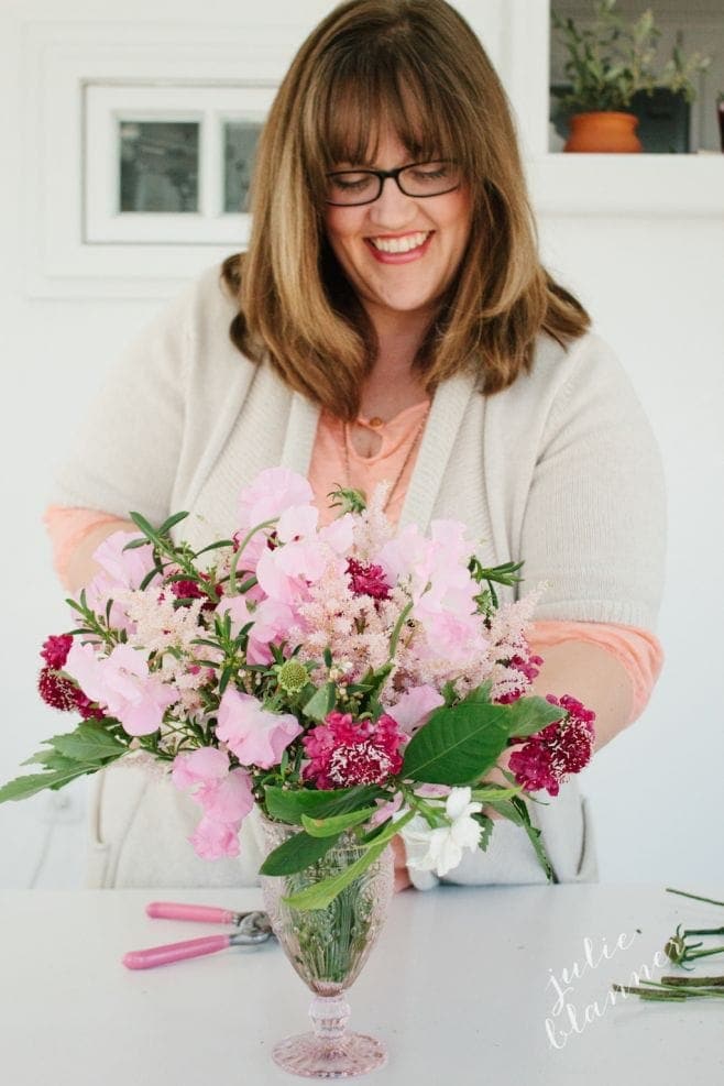 learn how to arrange flowers from entertaining expert Julie Blanner & floral designer Erin Volante at www.julieblanner.com