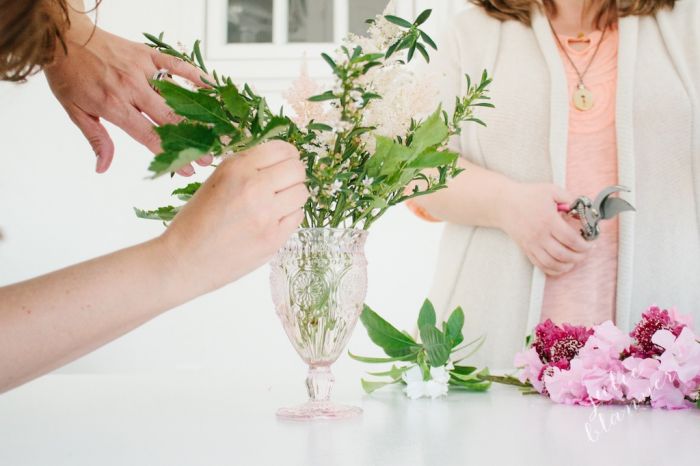 learn how to arrange flowers from entertaining expert Julie Blanner & floral designer Erin Volante at www.julieblanner.com