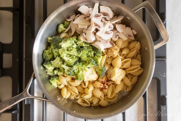 one pot pasta con broccoli mushrooms noodles and broccoli in pot
