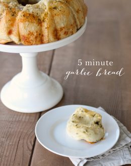 Easy 5 Minute Garlic Bread - the best dinner roll recipe