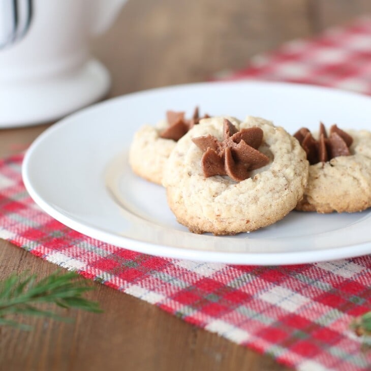 Melt in your mouth amazing pecan cookies with chocolate buttercream - get the recipe!