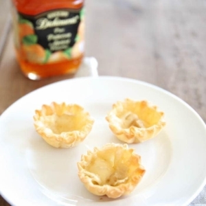 Amazing 3 Ingredient Appetizer - Brie & Preserves