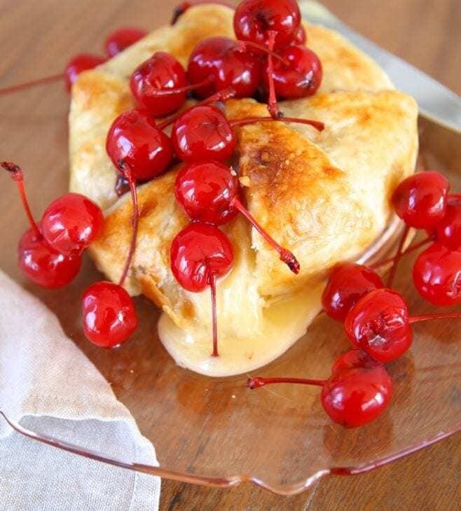 Easy baked brie recipe with balsamic cherries - a 10 minute crowd pleasing appetizer
