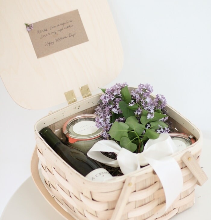 Beautiful gift basket idea - the perfect hostess, housewarming, or Mother's Day gift idea