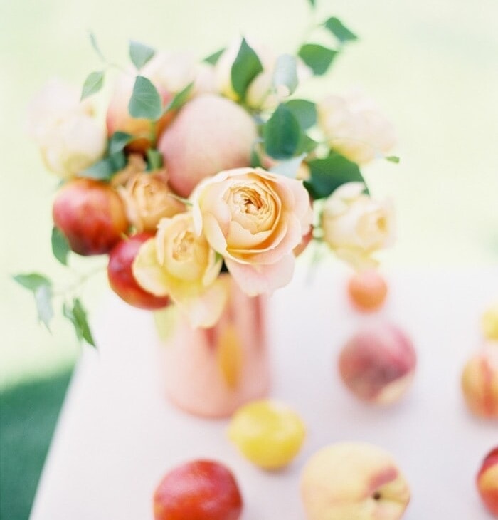 Pretty peach summer centerpiece made in just 10 minutes with household items and a dozen flowers