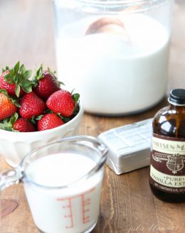 No churn strawberry cheesecake ice cream