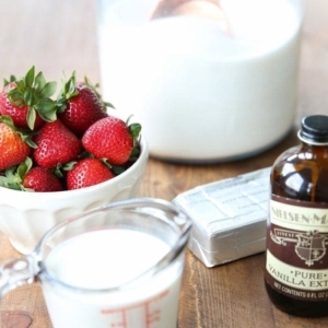 No churn strawberry cheesecake ice cream