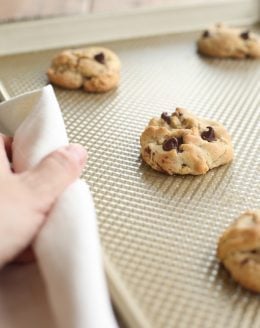 Bakery style chocolate chip cookie recipe - get the secrets to the best chocolate chip cookies