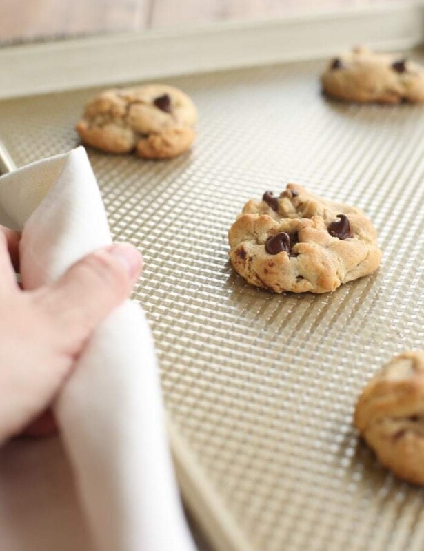 Bakery style chocolate chip cookie recipe - get the secrets to the best chocolate chip cookies