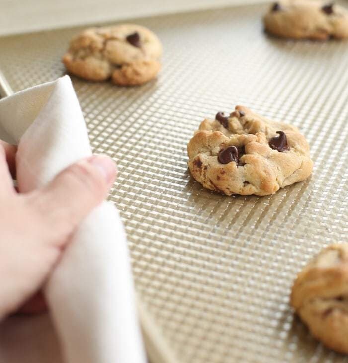 Bakery style chocolate chip cookie recipe - get the secrets to the best chocolate chip cookies