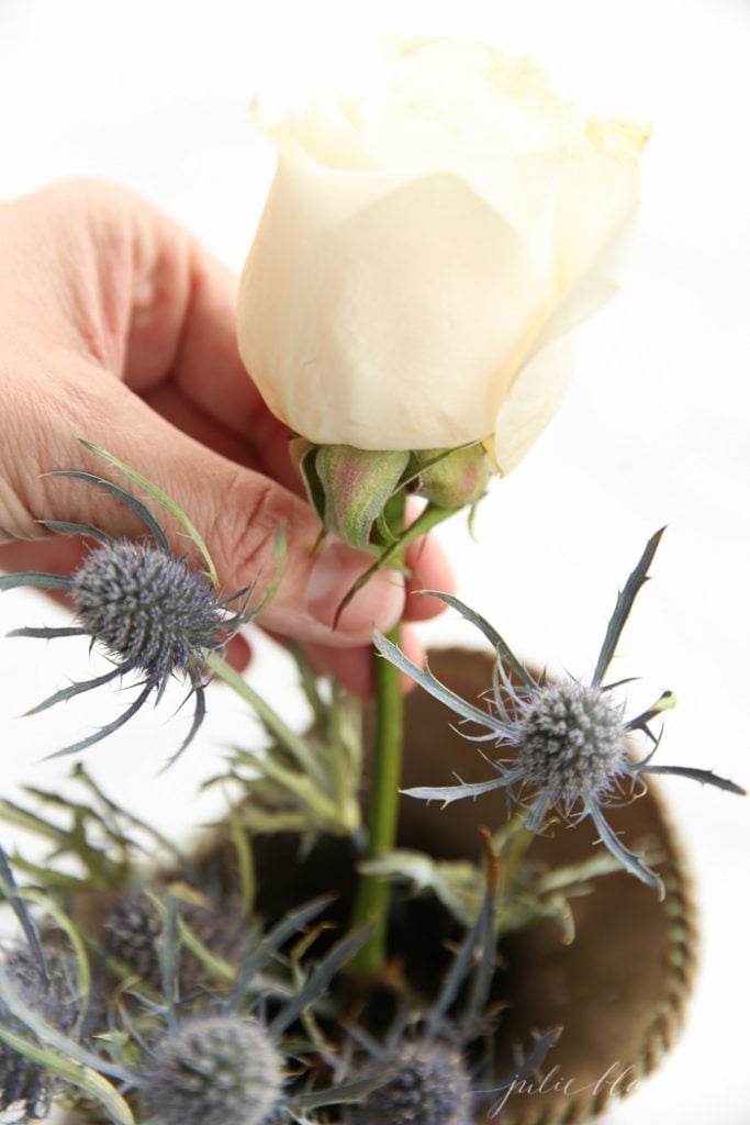 Learn how to create an inexpensive flower arrangement in just 5 minutes