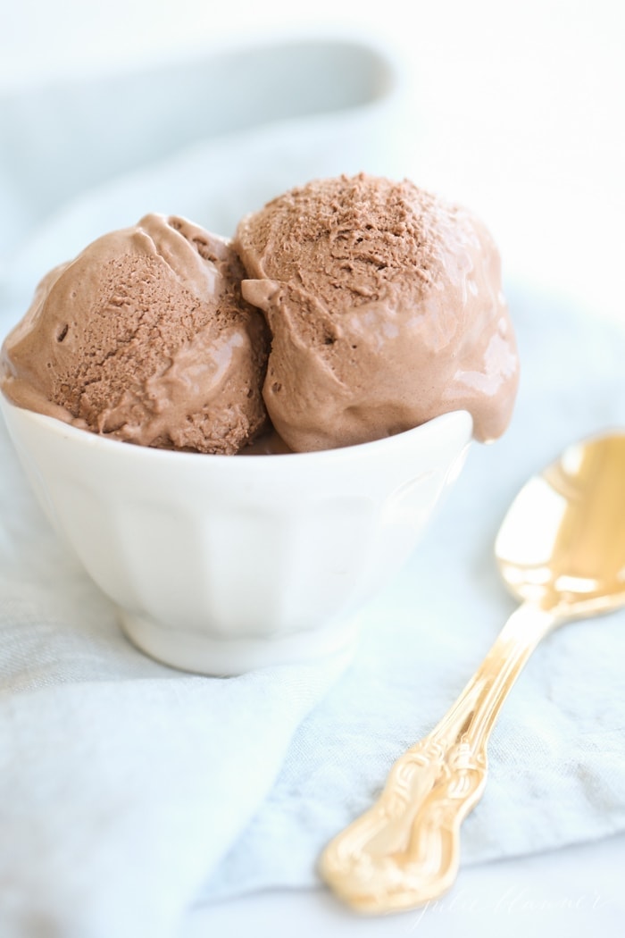 Homemade ice cream has never been easier - easy chocolate ice cream
