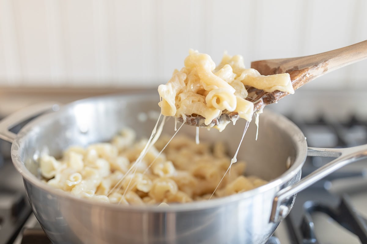 serving cheesy pasta