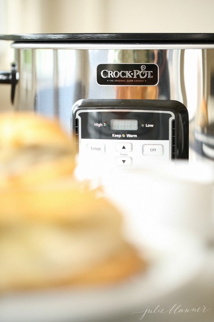 crockpot slow cooker with bread