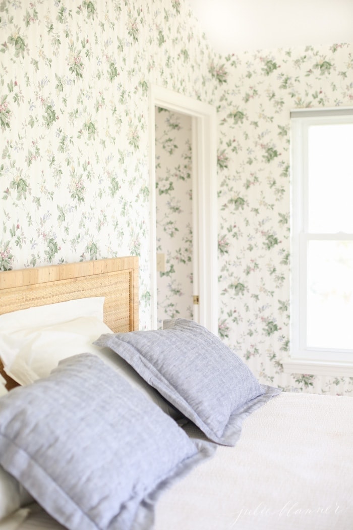 How to Decorate a Room with Dated  Wallpaper 