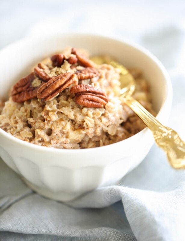 Apple Pie Oatmeal - apple pie for breakfast is completely acceptable and it's healthy! Make it in just 10 minutes! EASY!