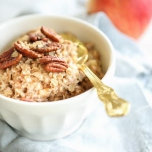Apple Pie Oatmeal - apple pie for breakfast is completely acceptable and it's healthy! Make it in just 10 minutes! EASY!