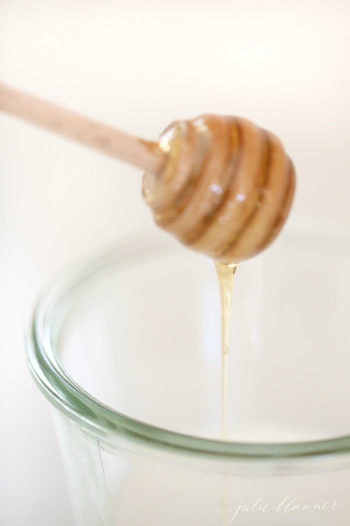 Easy 2 ingredient homemade face mask recipe with milk and honey to moisturize 