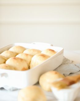 Easy peasy dinner rolls - impress your guests without the mess with this easy 30 minute dinner roll recipe