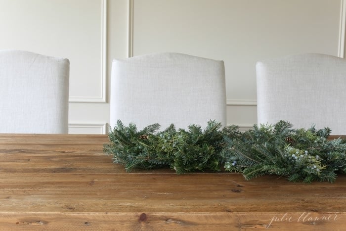 how to create a beautiful Christmas table setting in minutes