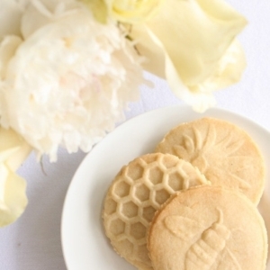 bee stamped lemon shortbread cookie recipe