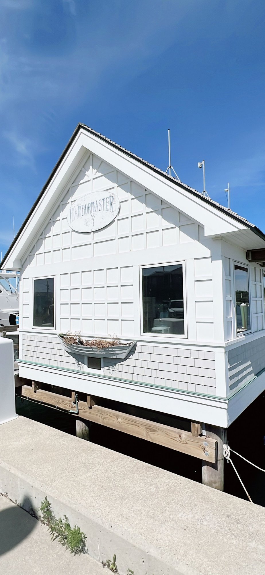 A white building on the harbor of martha's vineyard