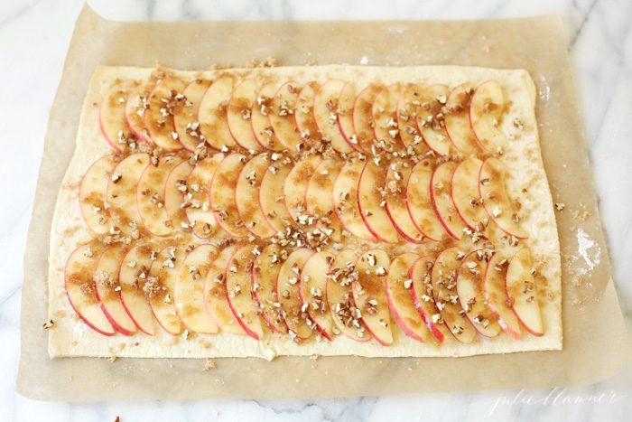 this easy caramel apple tart is always a crowd pleaser - the perfect fall dessert recipe