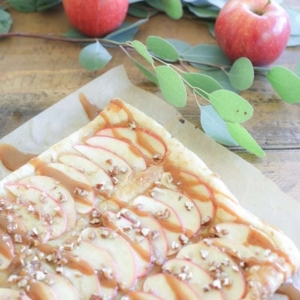 this easy caramel apple tart is always a crowd pleaser - the perfect fall dessert recipe