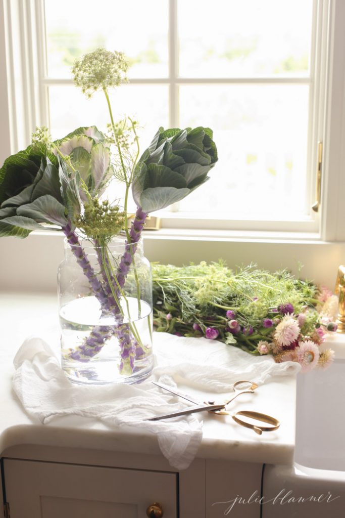 a step by step tutorial to create a wildflower arrangement