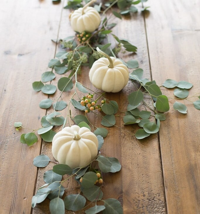 5 minute fall centerpiece for Thanksgiving entertaining