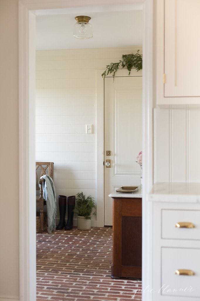 Christmas decorating ideas for the mudroom / entryway