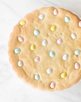 thick cookie cake with pastel eggs