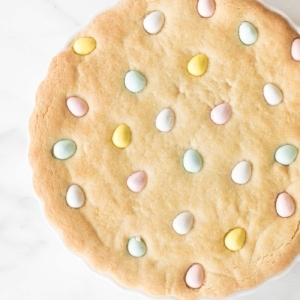 thick cookie cake with pastel eggs