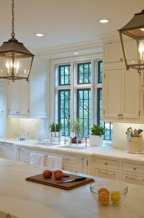 BRASS PENDANT LIGHTS IN THE KITCHEN