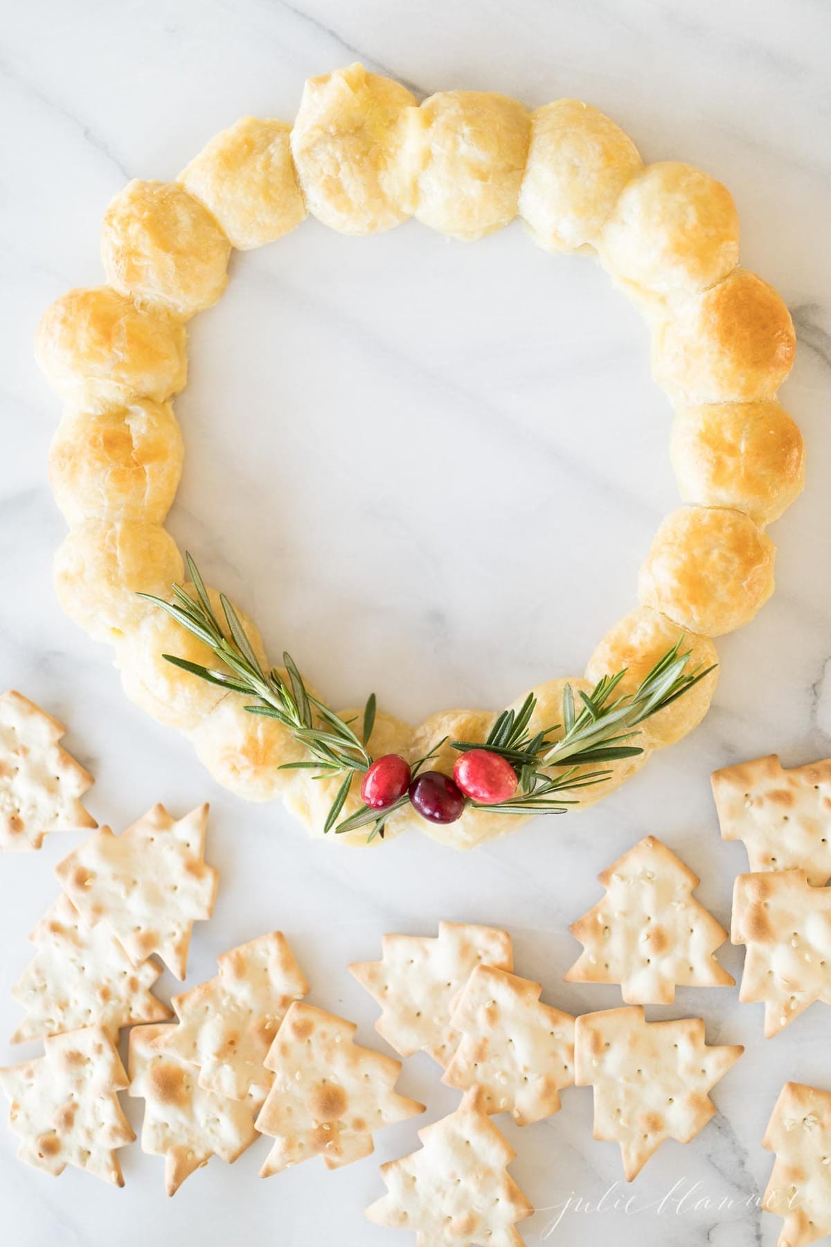 Brie wreath served with crackers