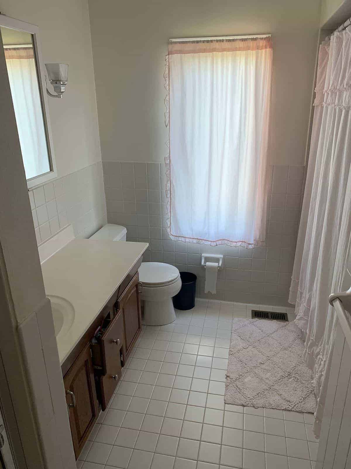 https://julieblanner.com/wp-content/uploads/2019/09/bathroom-before-2.jpeg