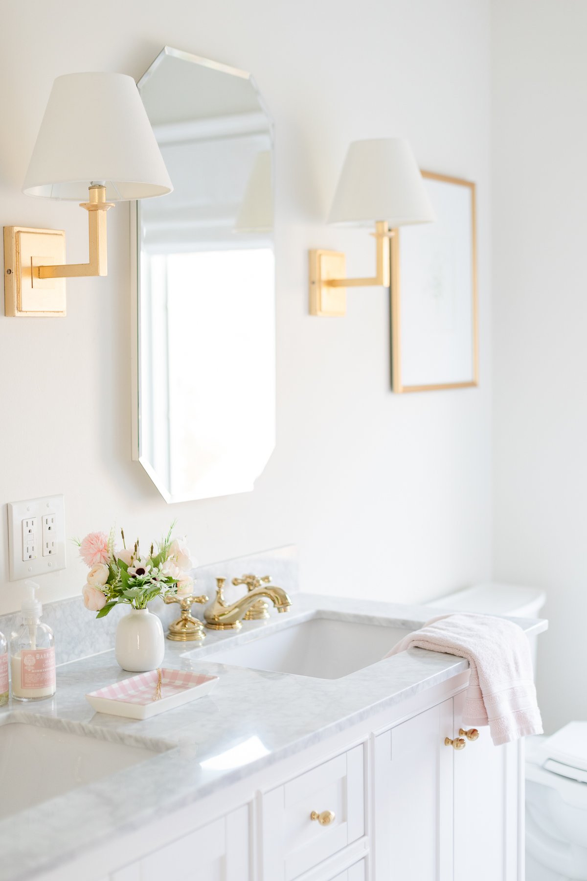 A white bathroom with Benjamin Moore White Dove paint color on the trim and Soft Chamois on the walls.