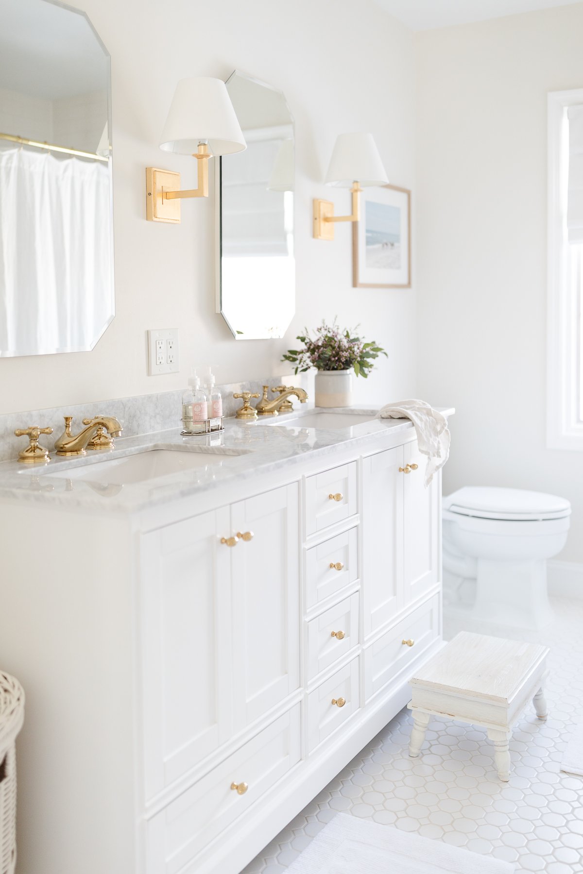 A white bathroom with Benjamin Moore White Dove paint color on the trim and Soft Chamois on the walls.