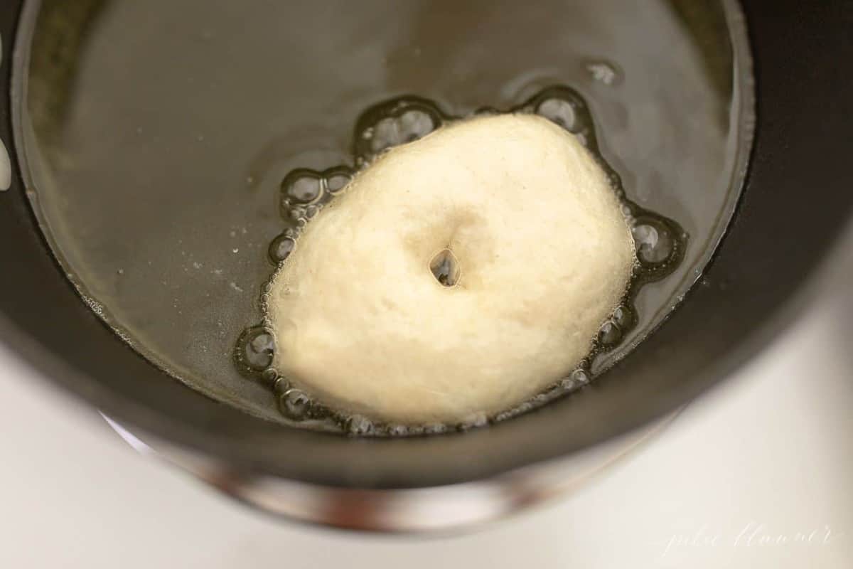 Uma panela cheia de óleo que frita uma rosquinha caseira fácil. 