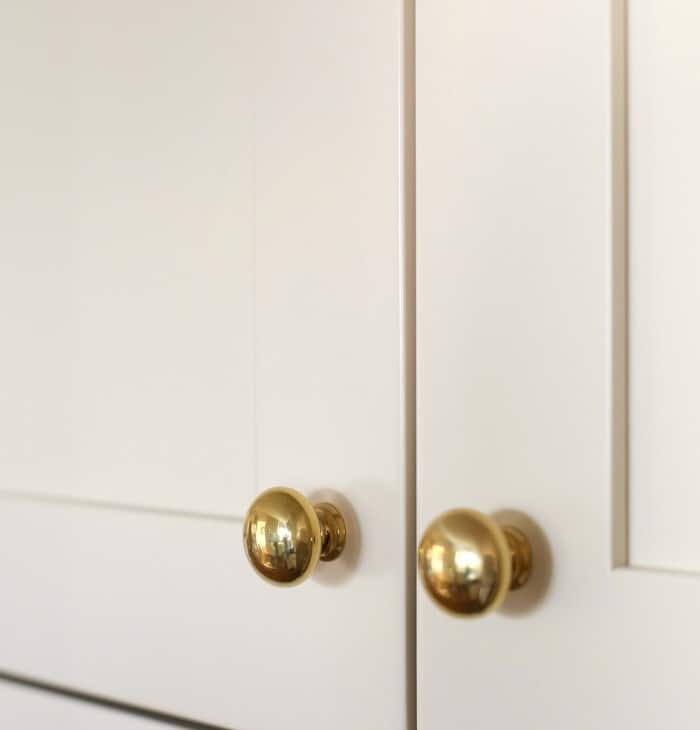 Shaker cabinet knob placement on ivory cabinets.