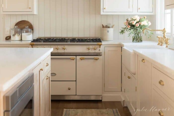 https://julieblanner.com/wp-content/uploads/2021/02/shaker-kitchen-cabinets-700x467.jpg