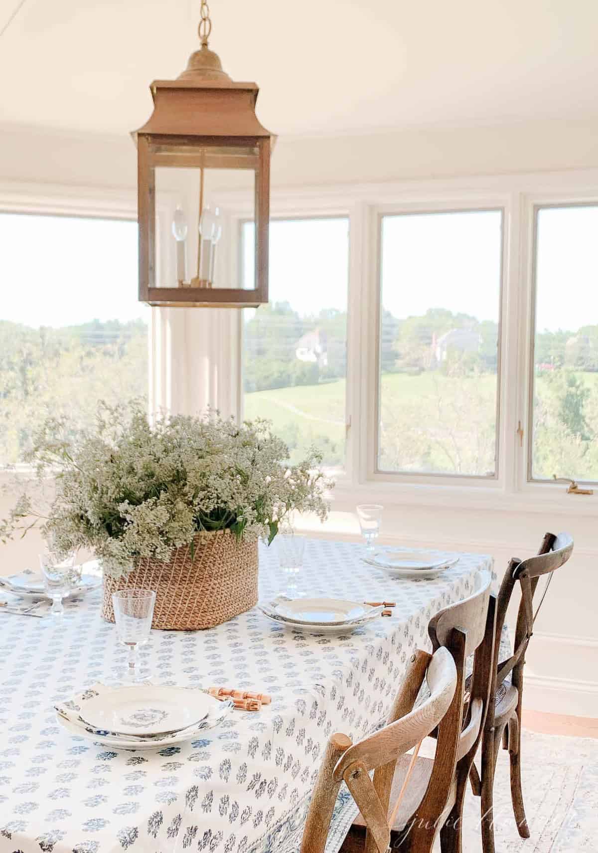 breakfast nook with walls and trim painted in the same coloe